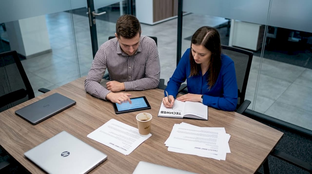 IT manažéri projektov debatujú o vývoji mobilných aplikácií